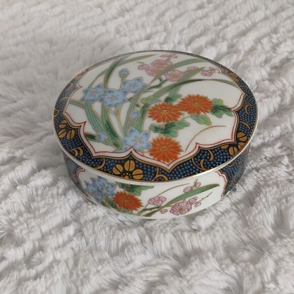 Japanese Porcelain Covered Trinket Dish - Picture 1 of 6